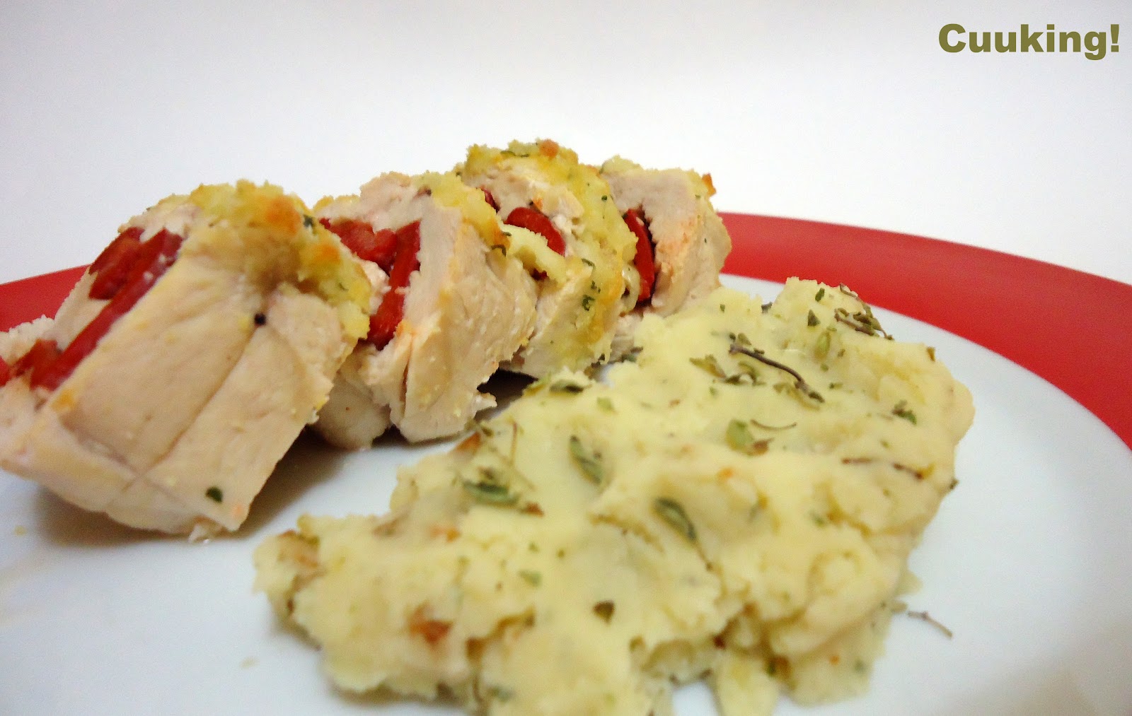 Rulo de pollo y pimiento con crujiente de parmesano