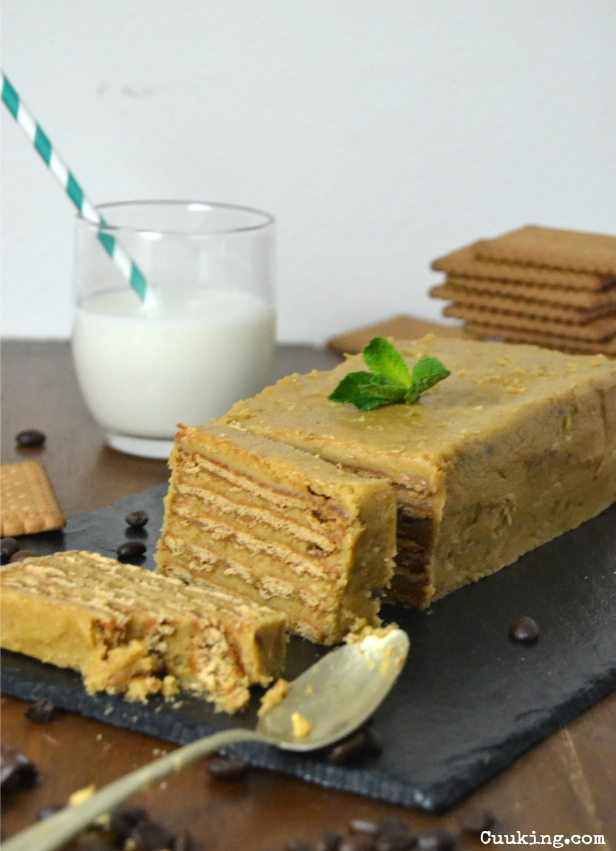 Tarta de moka con galletas