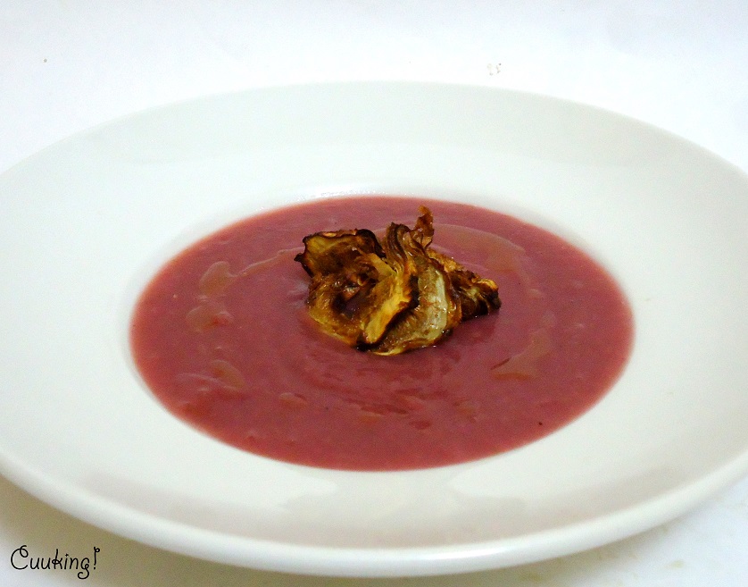 Crema de zanahoria morada con chips de alcachofa