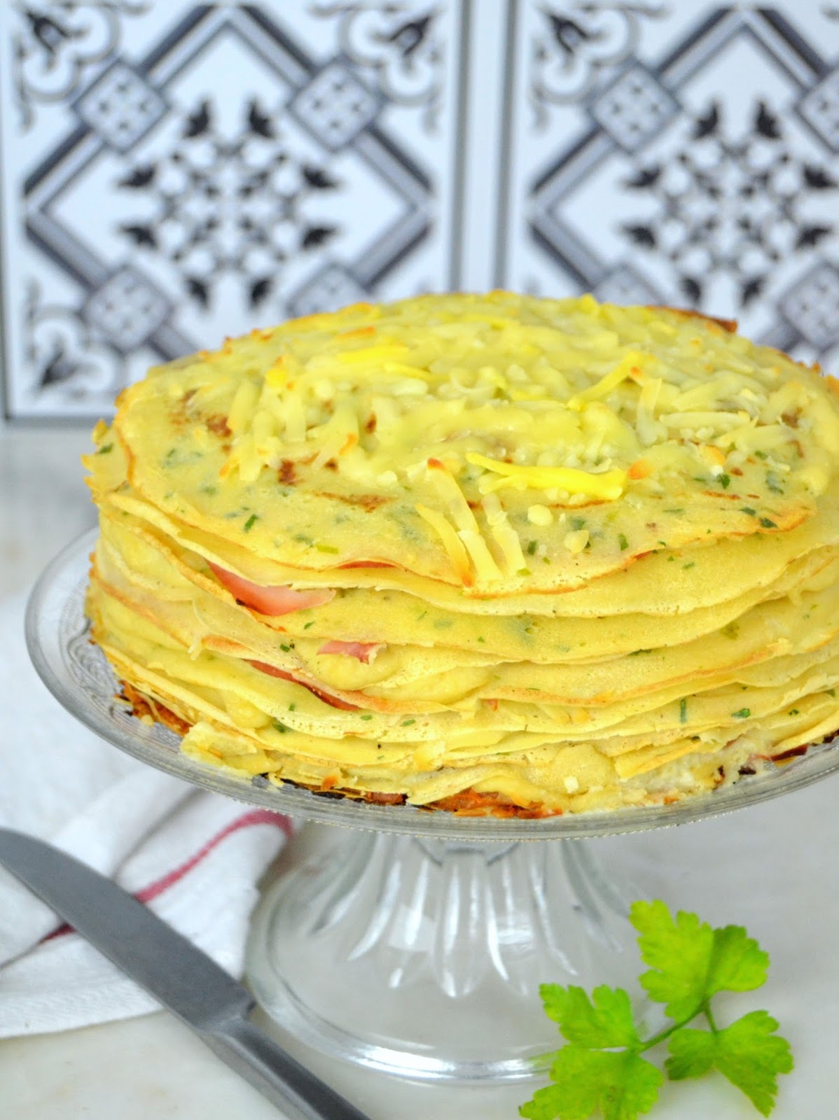 Pastel "Bikini". Pastel salado de jamón y queso con crepes