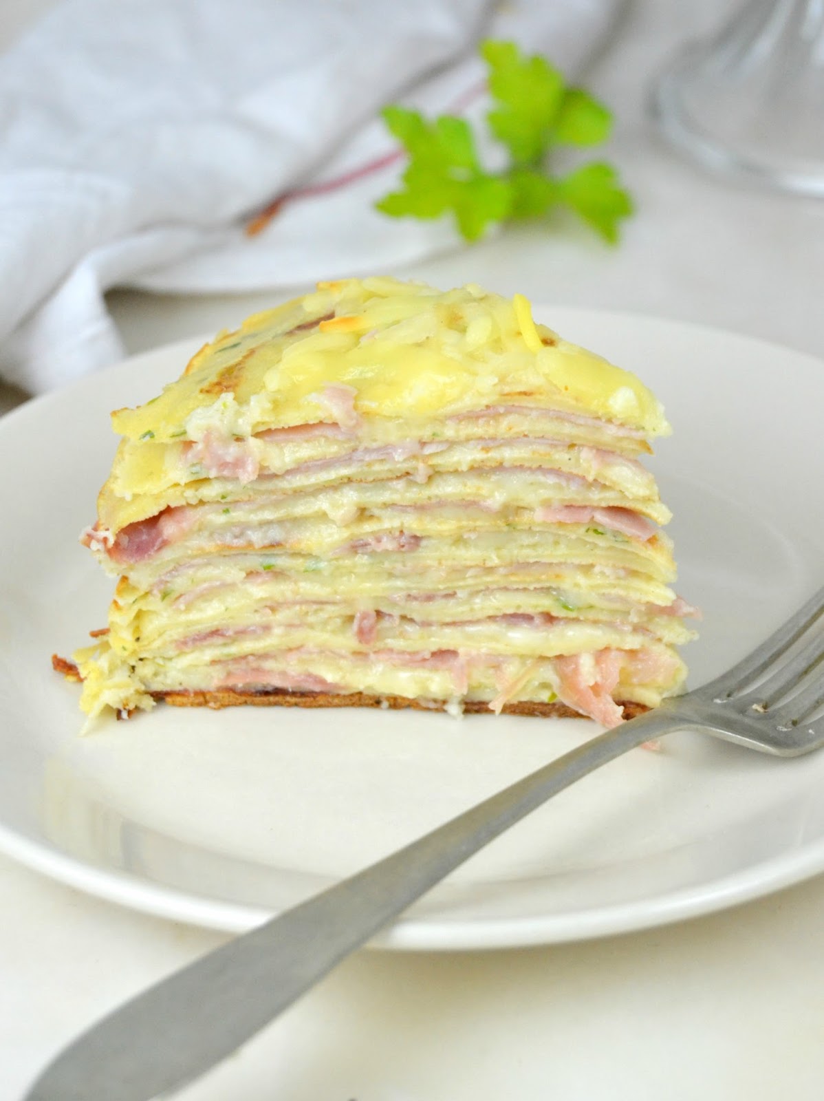 Pastel "Bikini". Pastel salado de jamón y queso con crepes