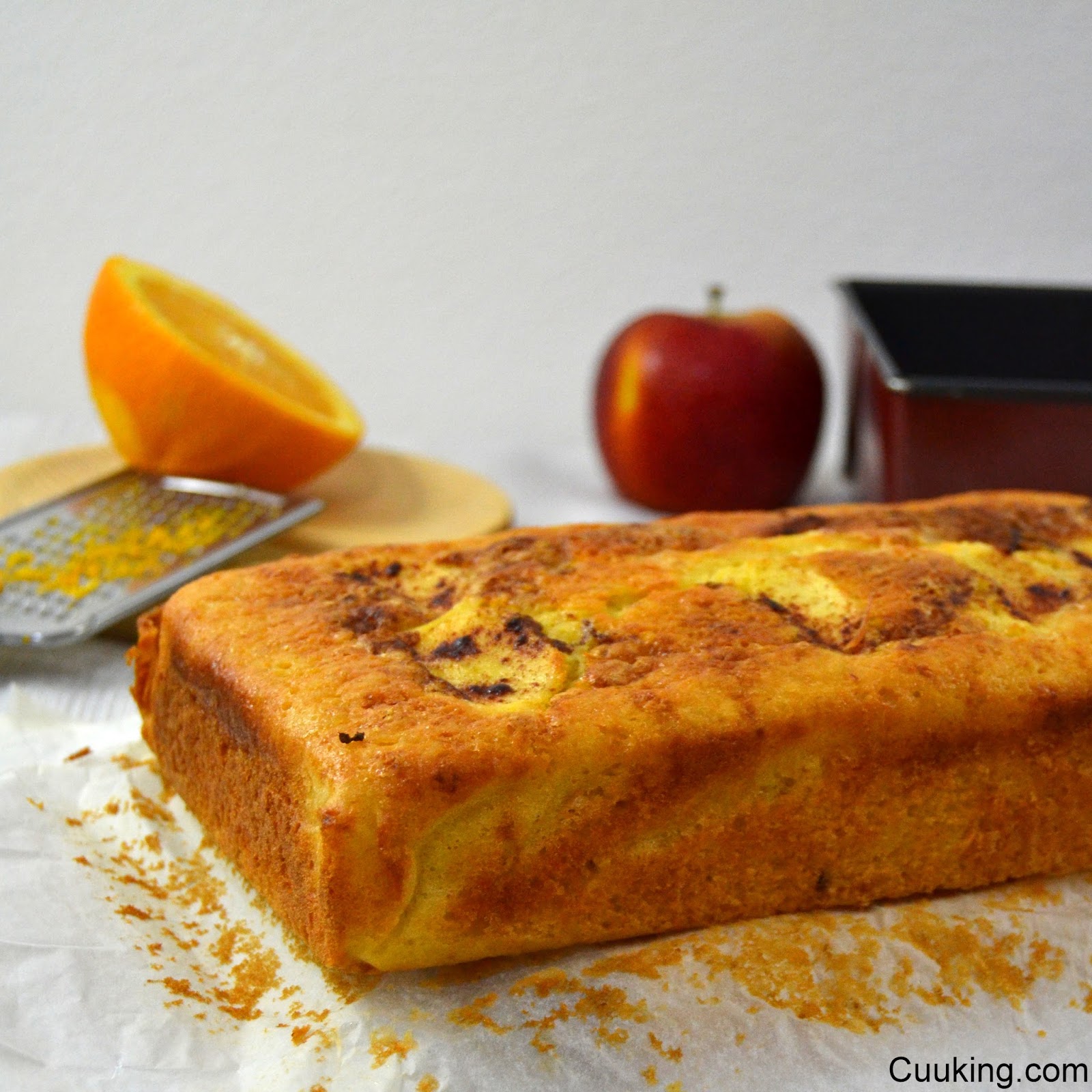 Coca en llanda con manzana. Bizcocho tradicional valenciano