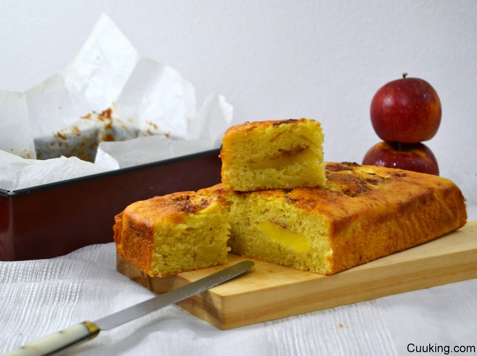 Coca en llanda con manzana. Bizcocho tradicional valenciano