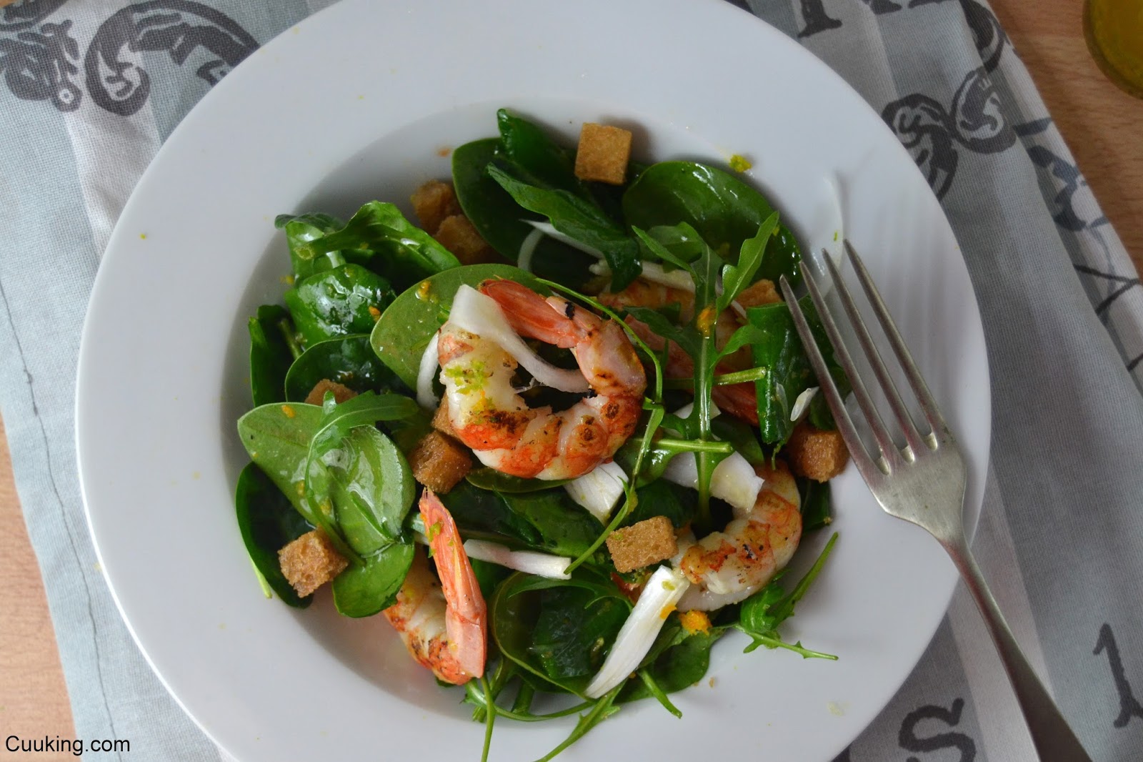 Ensalada gambas vinagreta sésamo cítricos espinacas