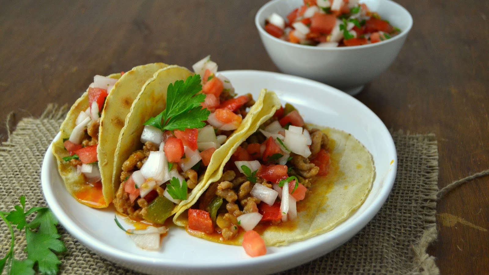 Tacos mexicanos con pico de gallo