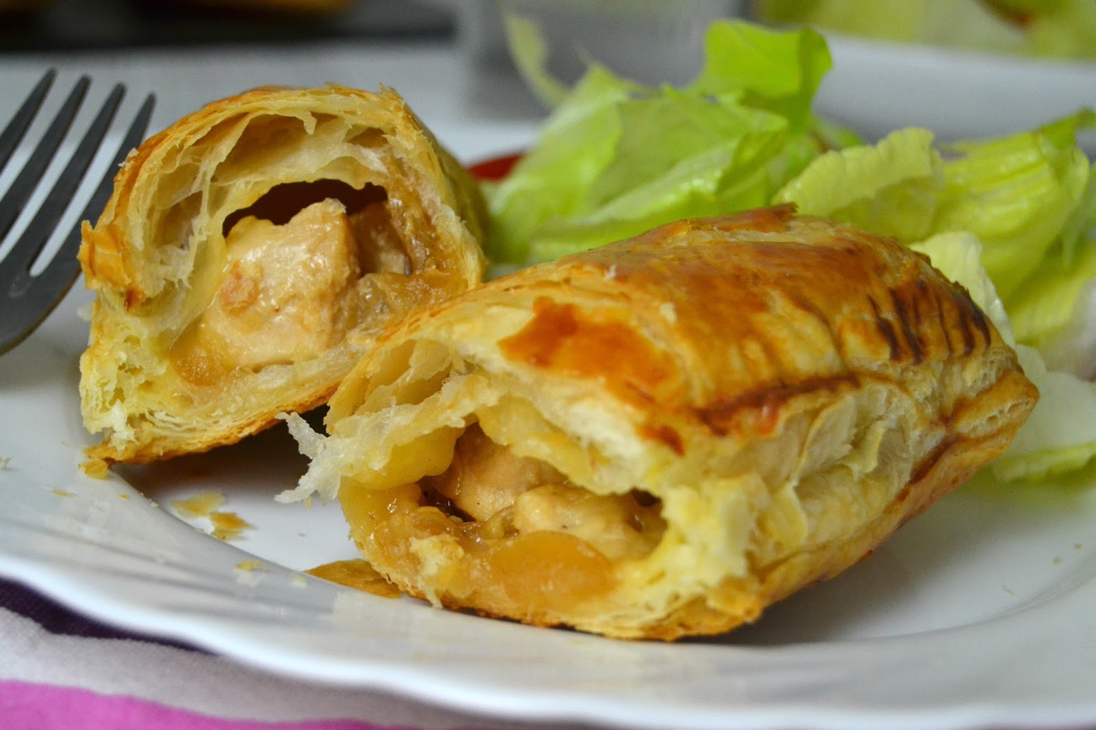 Hojaldre relleno de pollo y queso.