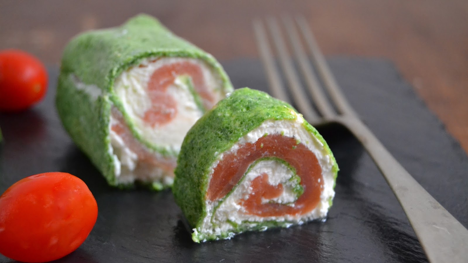 Rollitos de salmón, queso y espinacas