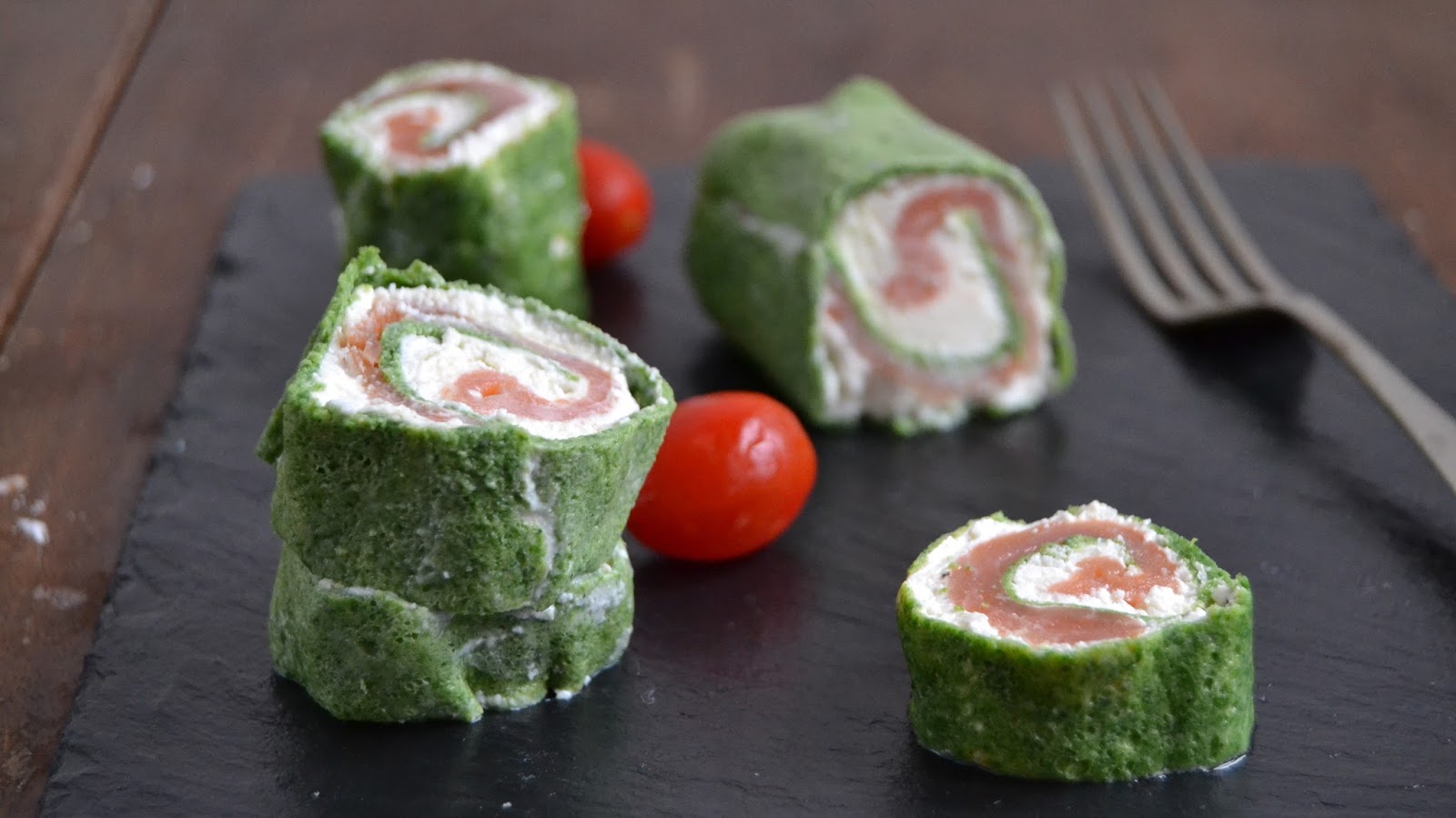 Rollitos de salmón, queso y espinacas