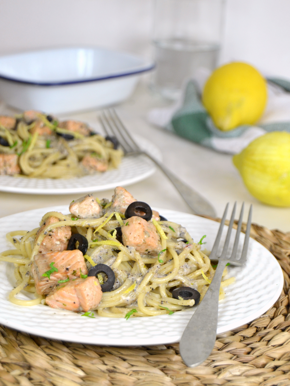 Espaguetis con salmón y olivada