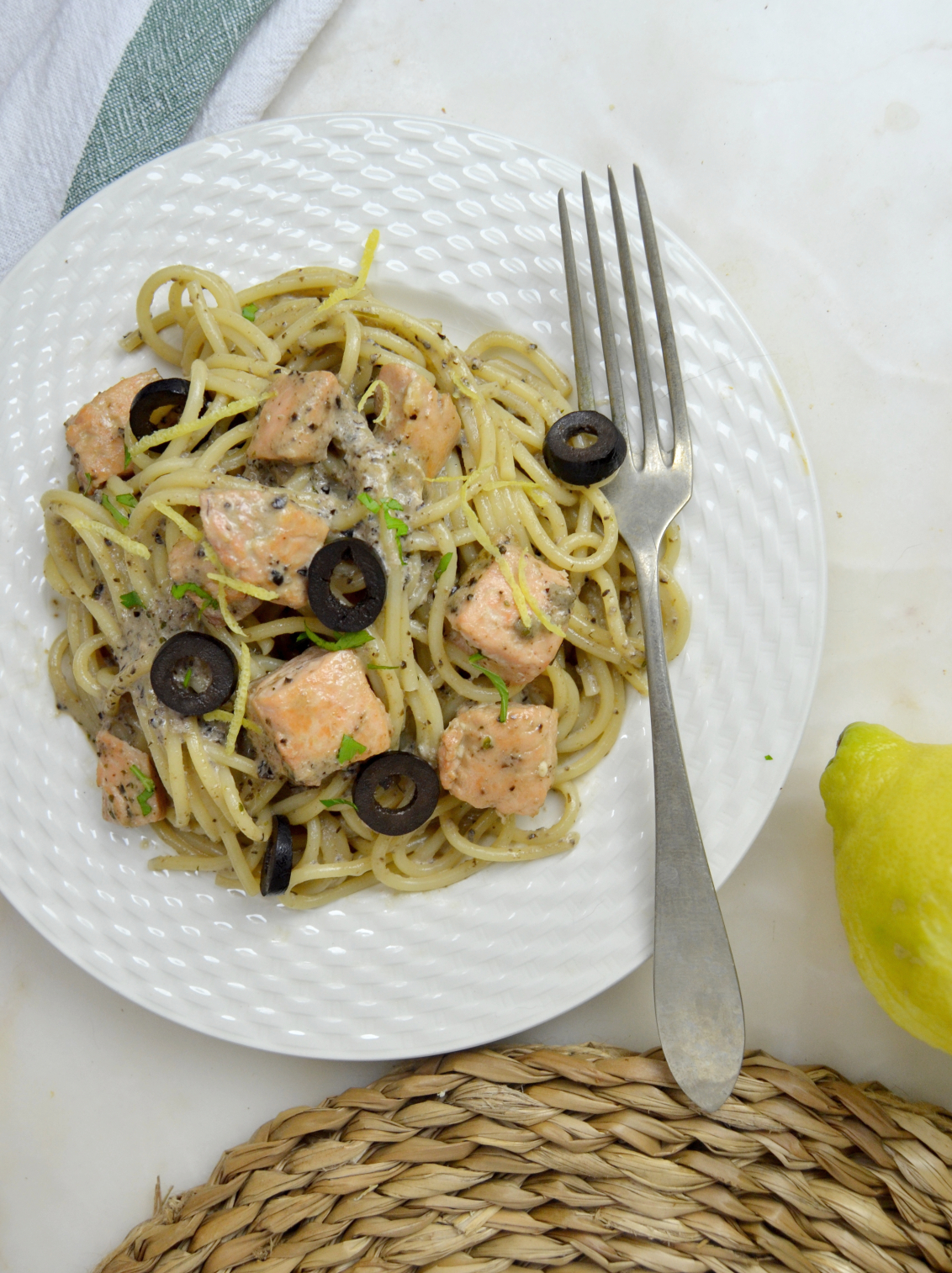 Espaguetis con salmón y olivada