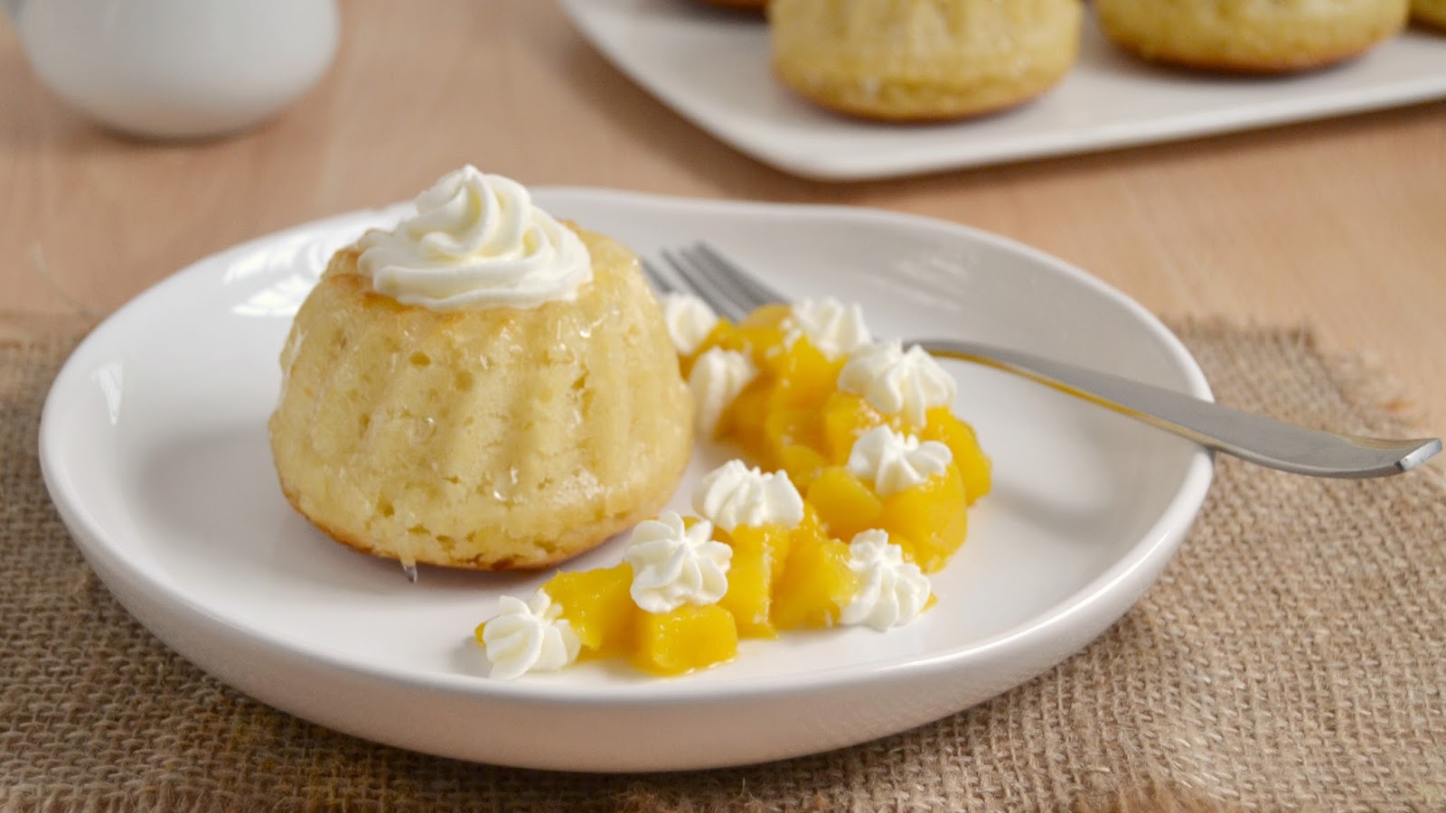 Babá al ron con crema de mascarpone y mango