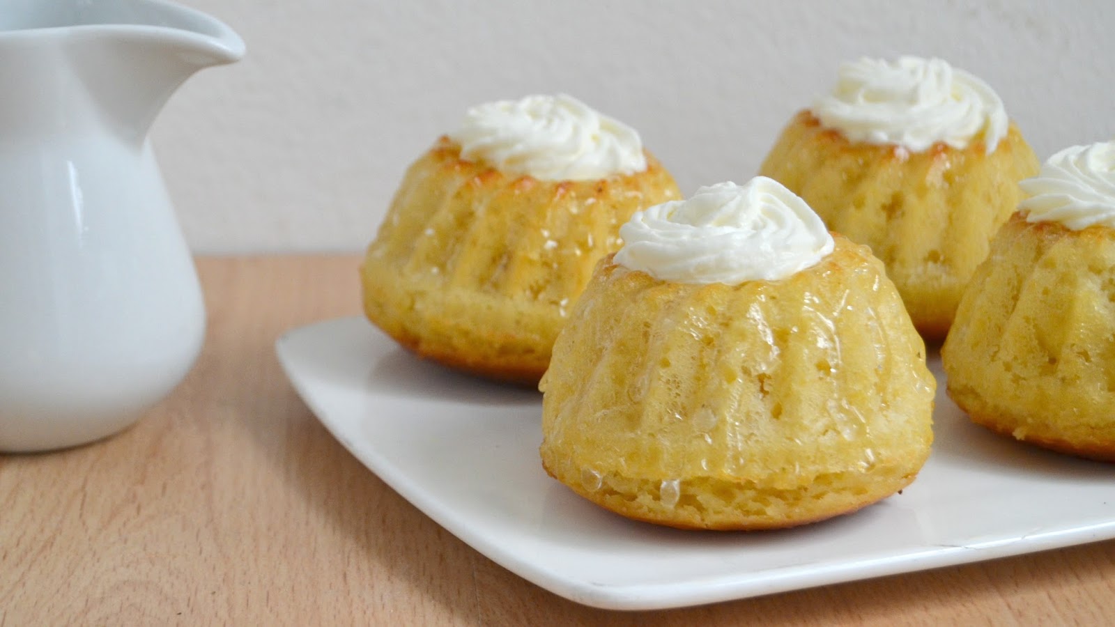 Babá al ron con crema de mascarpone y mango