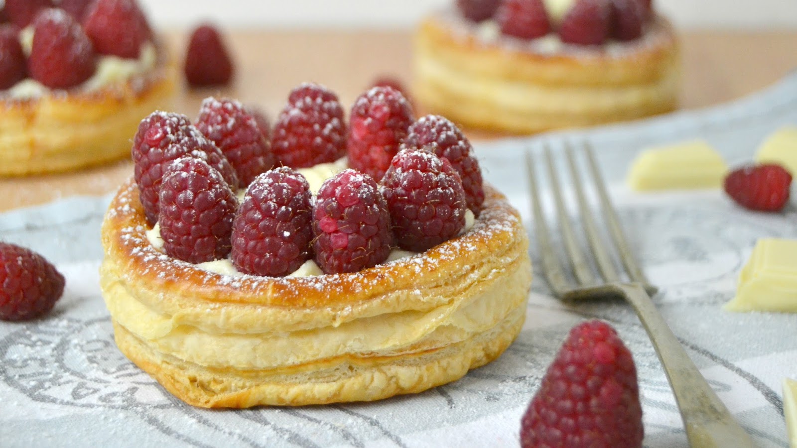 Tartaletas de chocolate blanco y frambuesas