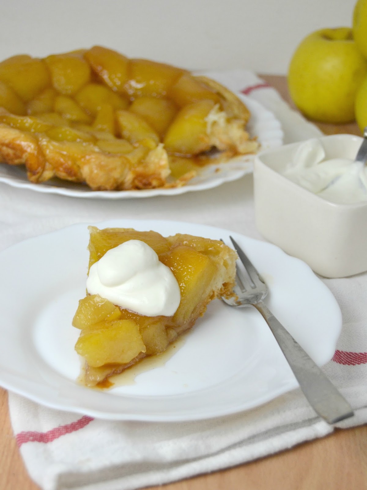 Tarta tatin de manzana con hojaldre