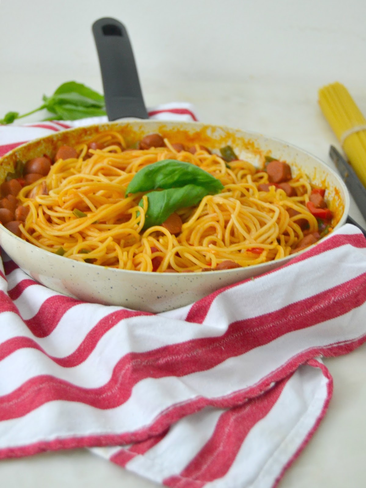 Pasta con salchichas en sartén o "one pot pasta"