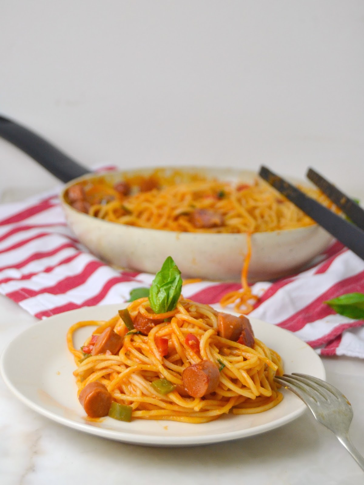 Pasta con salchichas en sartén o "one pot pasta"