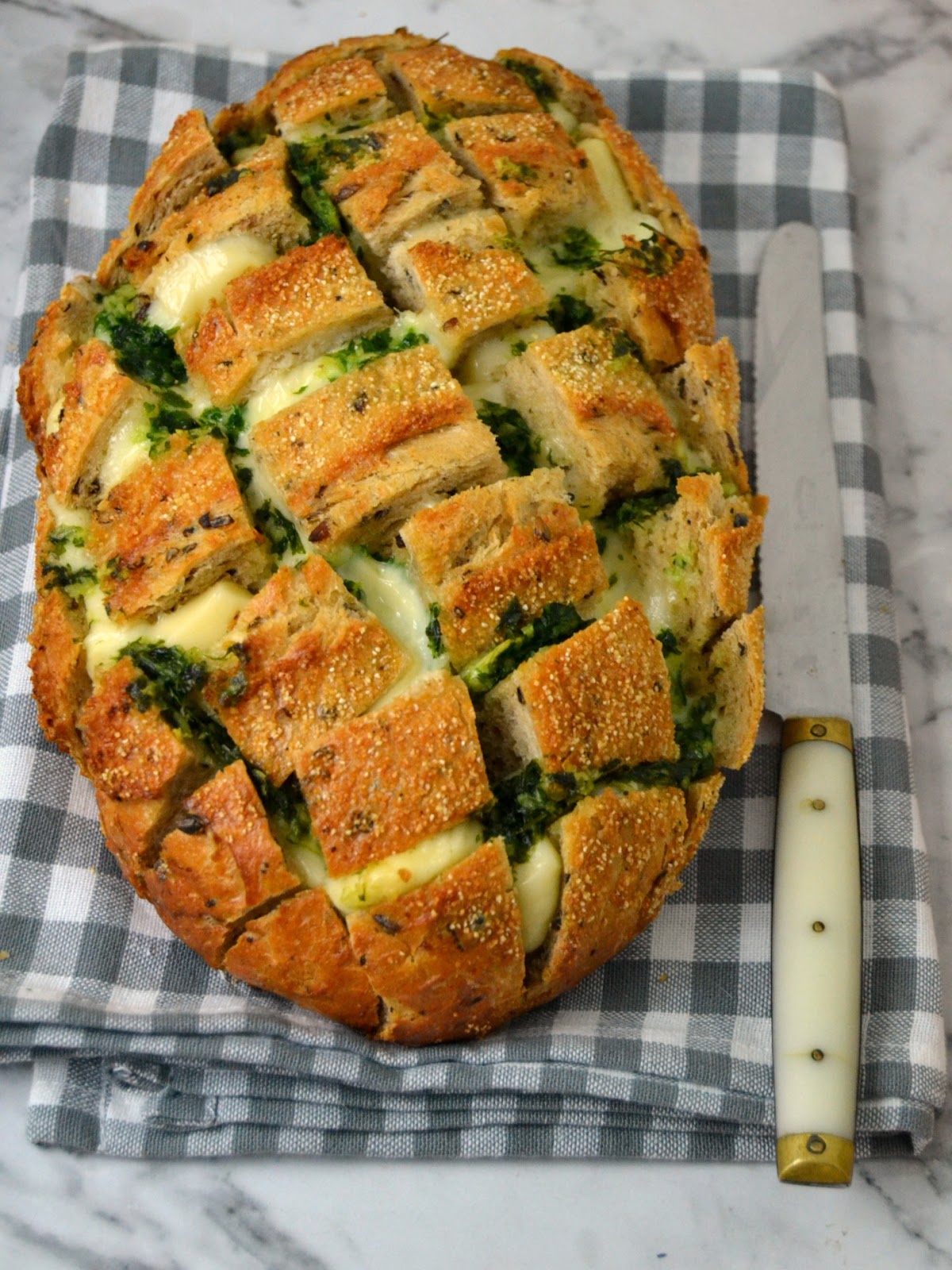 Pan relleno de queso, ajo y perejil receta