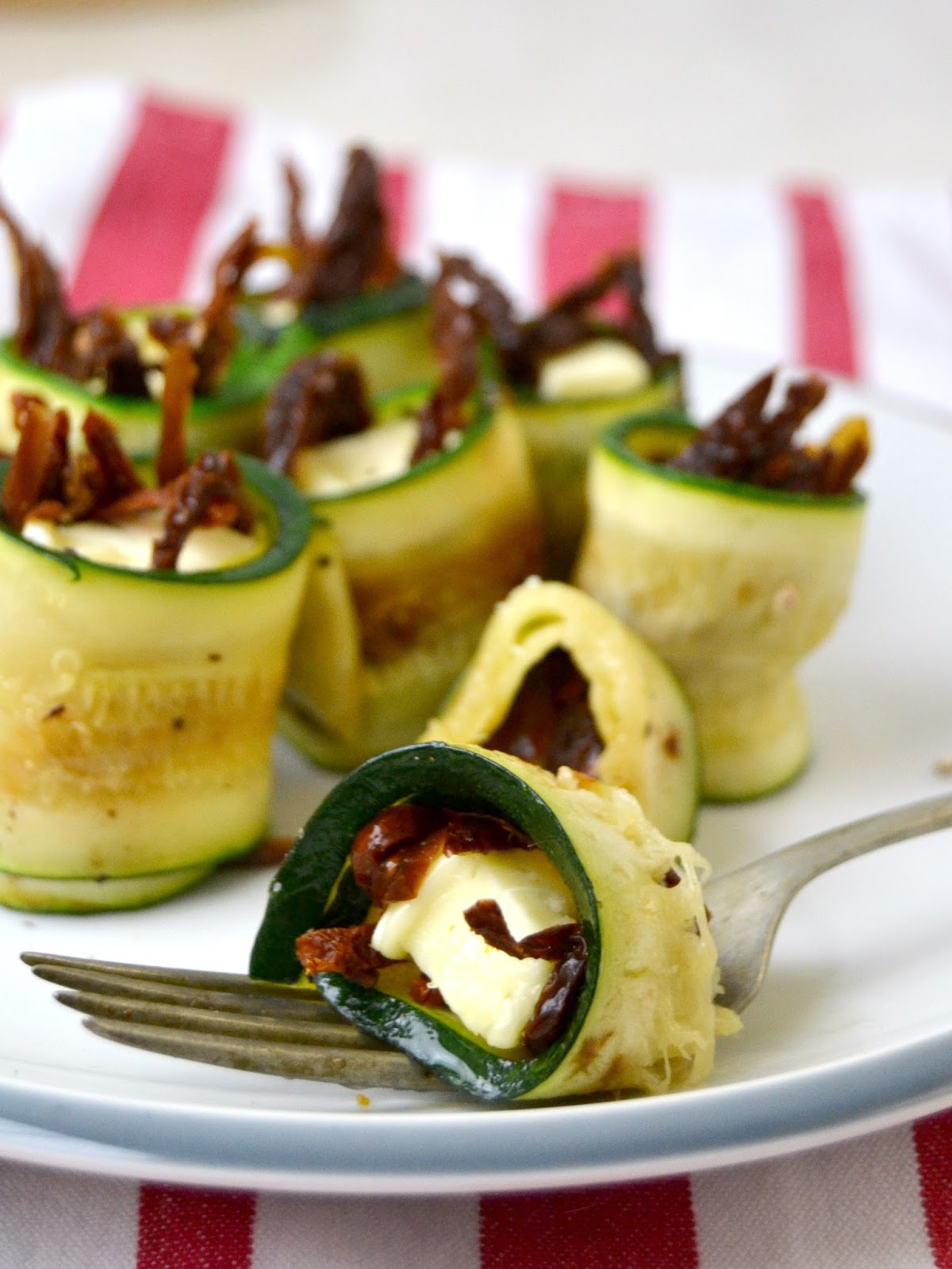 Rollitos de calabacín con queso camembert