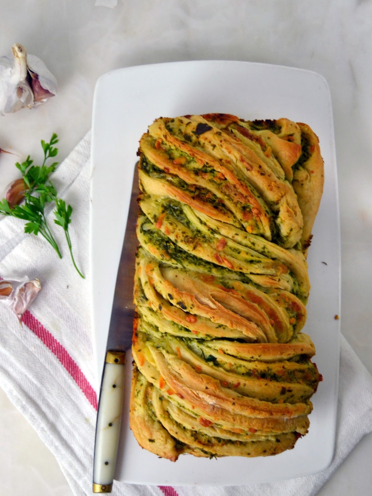 Trenza de ajo y perejil. Receta de pan fácil