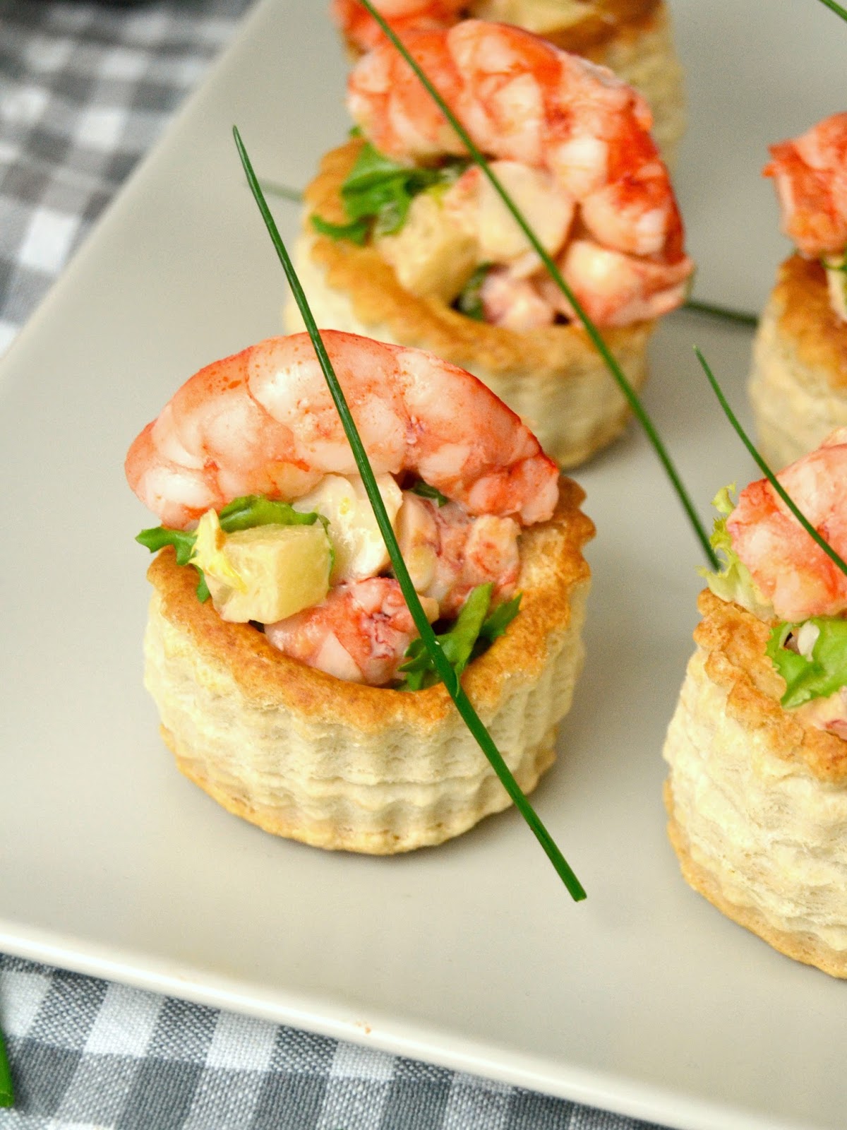 Volovanes de ensalada coctel con gambas