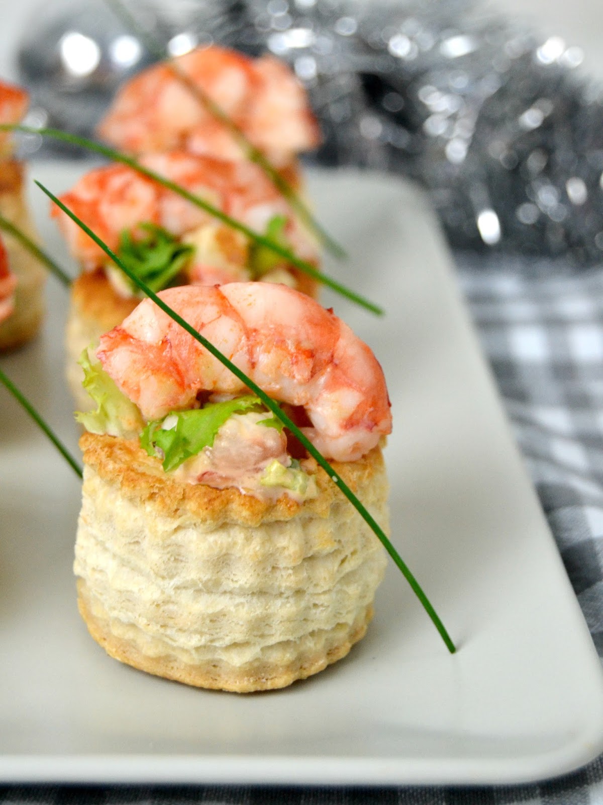 Volovanes de ensalada coctel con gambas