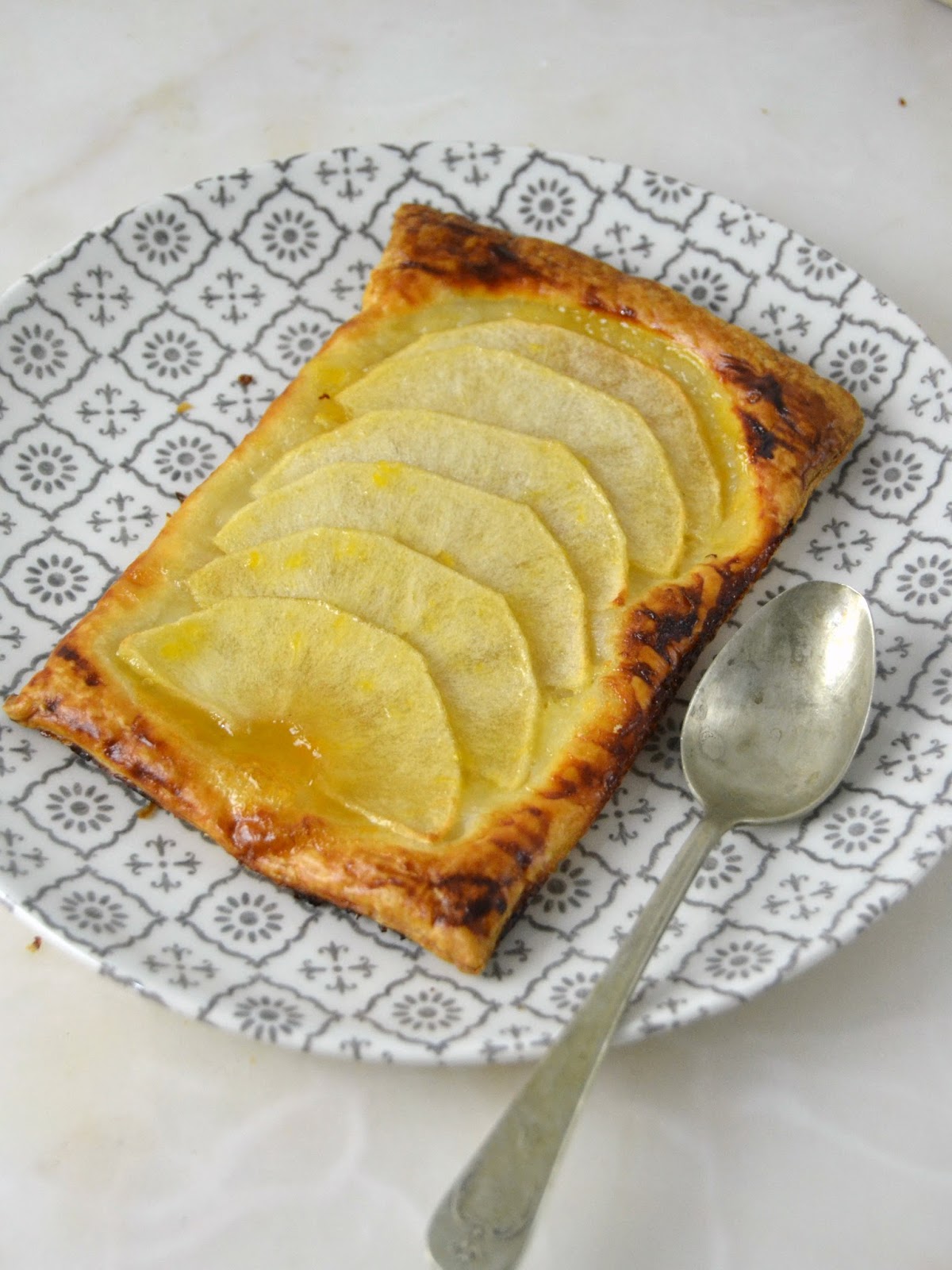 Tarta de manzana con hojaldre fácil receta