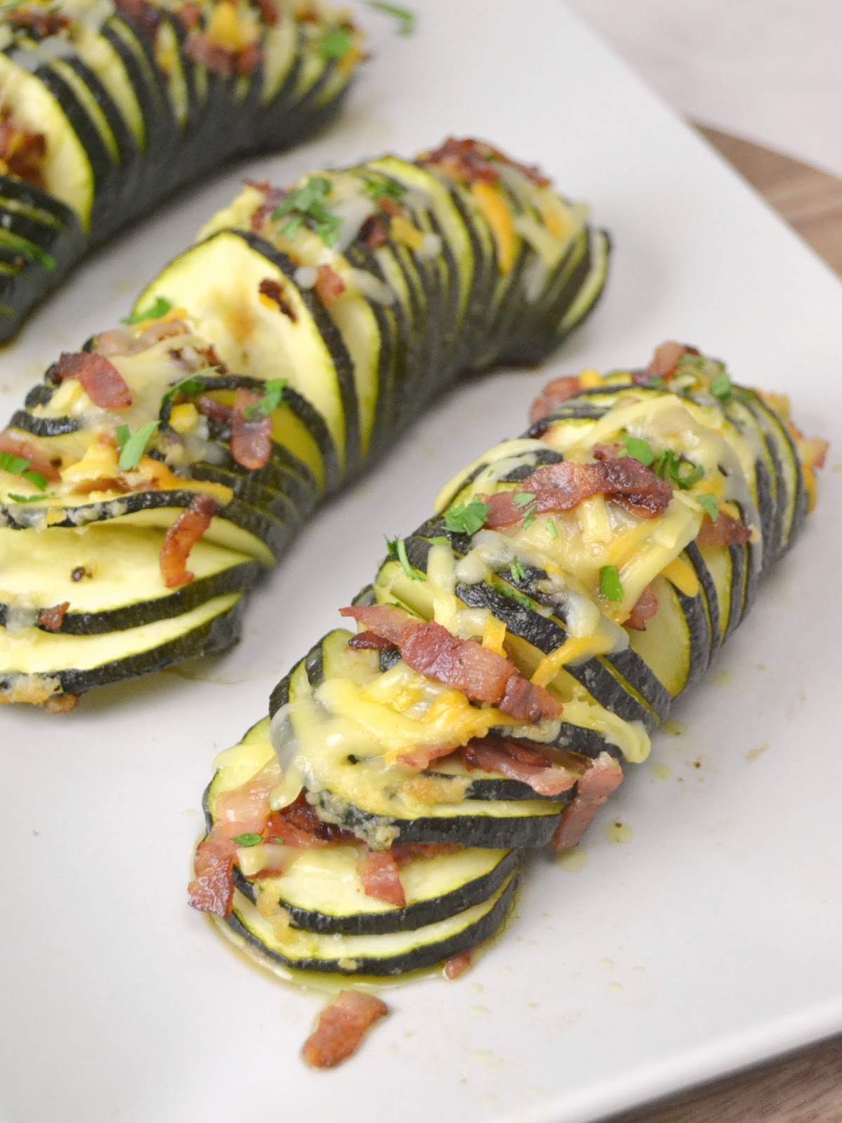 Calabacines hasselback con queso y bacon