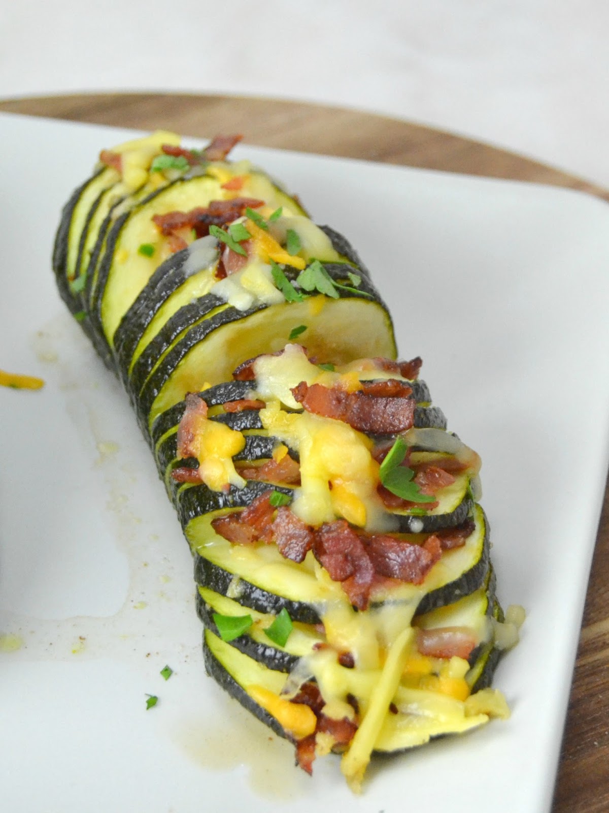 Calabacines hasselback con queso y bacon