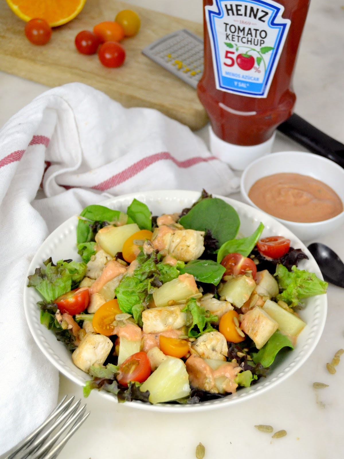 Ensalada de pollo con salsa rosa ligera ketchup heinz 