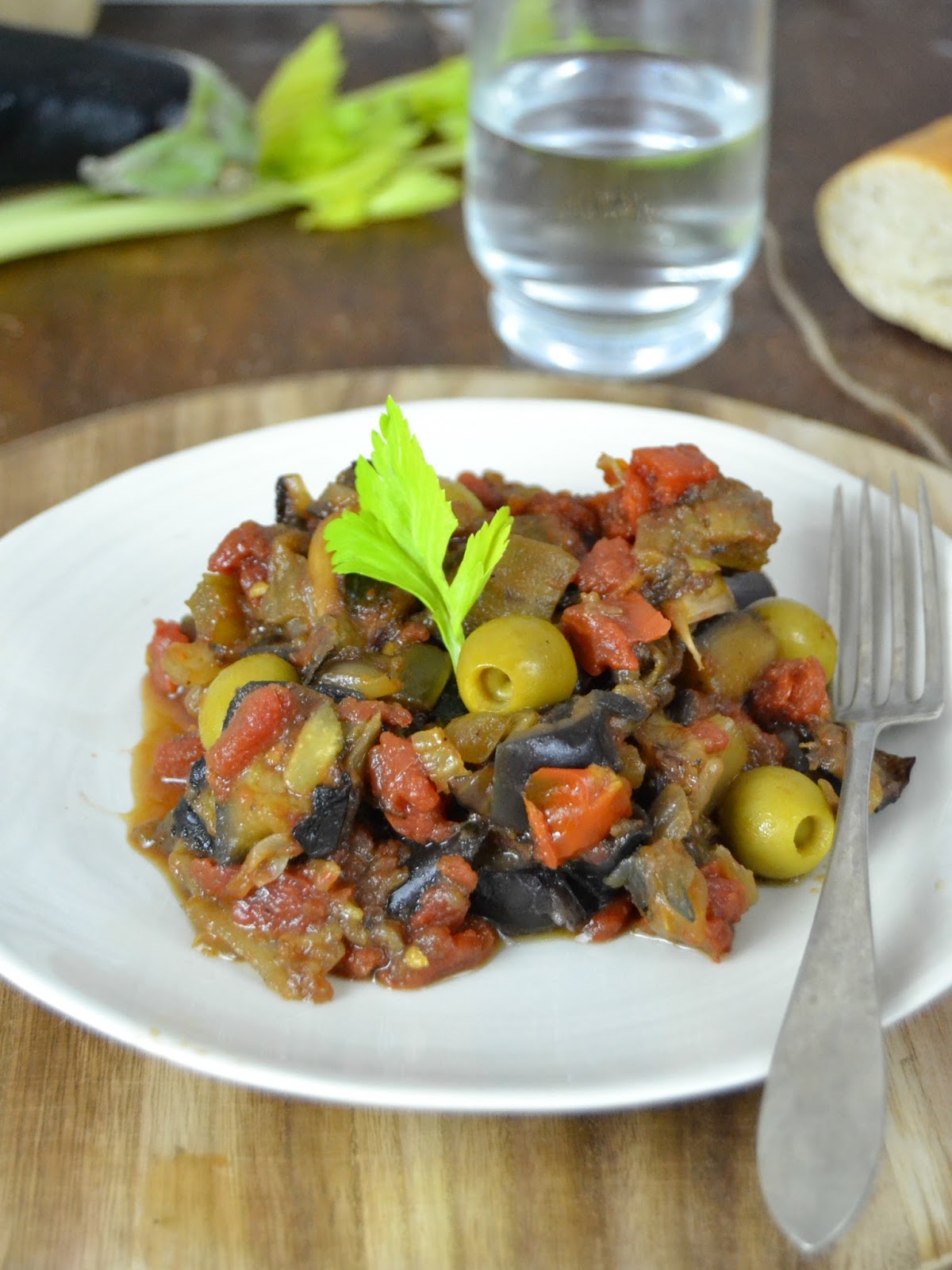 Caponata siciliana. Guiso de berenjenas italiano