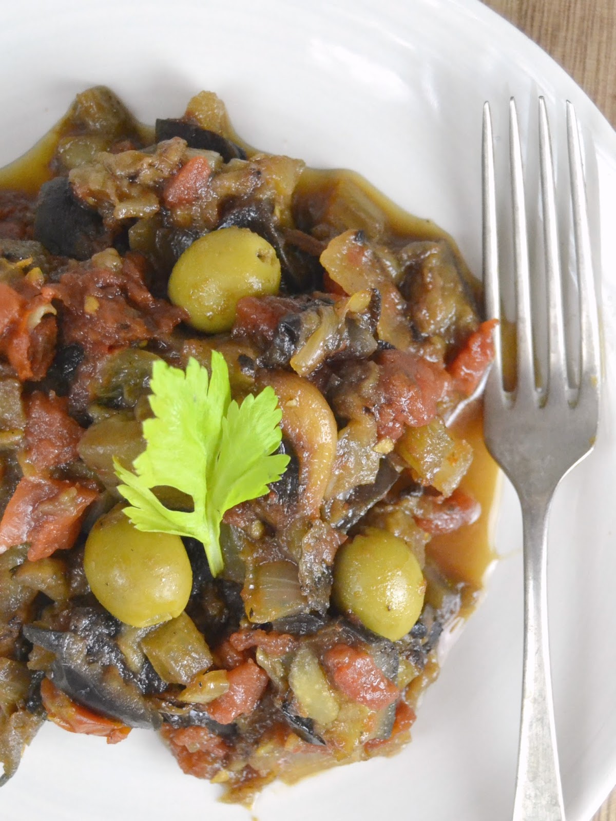 Caponata siciliana. Guiso de berenjenas italiano