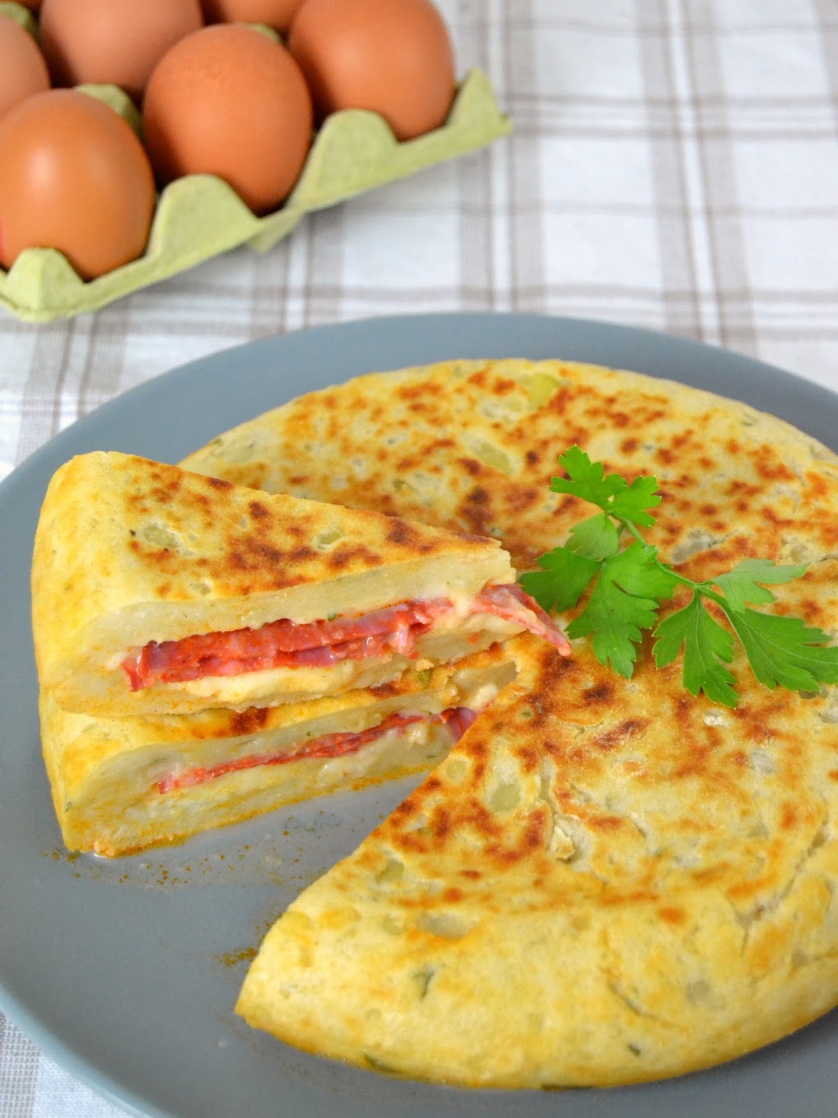 Pastel de patata relleno de queso y chorizo