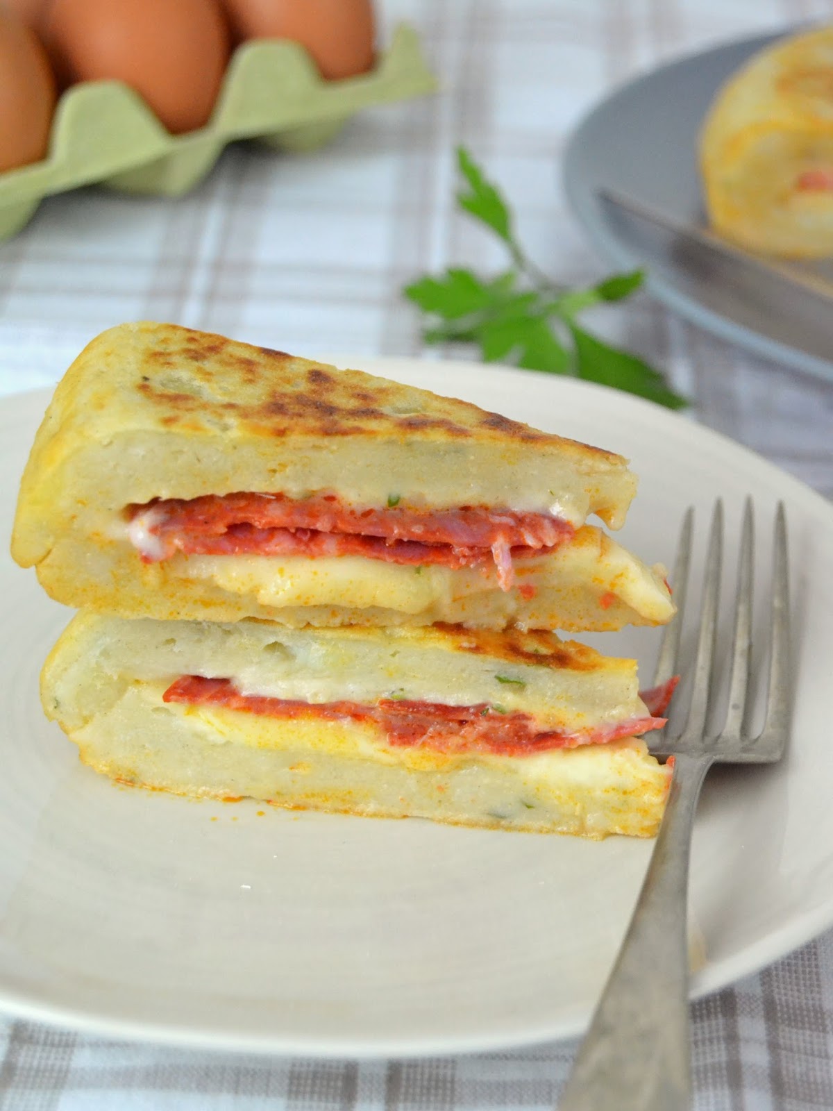 Pastel de patata relleno de queso y chorizo