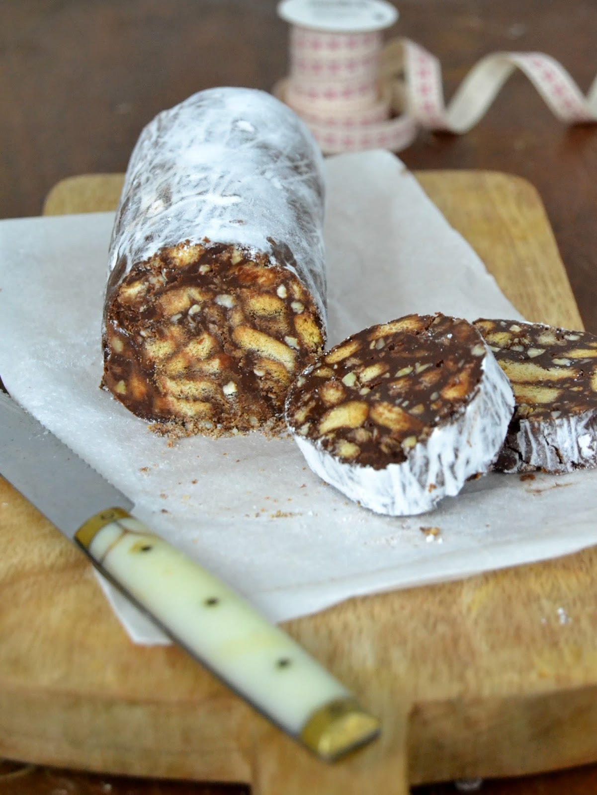 Salami de chocolate y galletas. Dulce de navidad italiano 