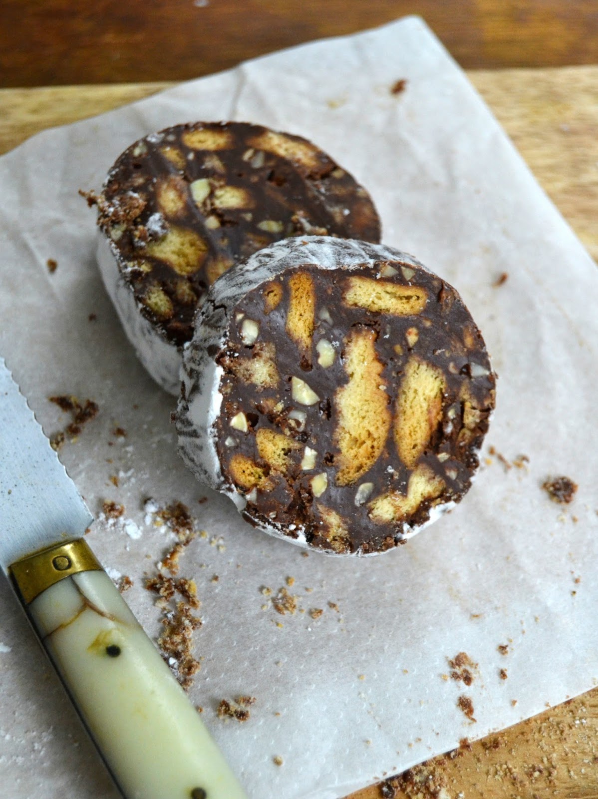 Salami de chocolate y galletas. Dulce de navidad italiano 