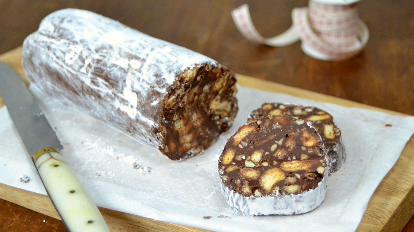 Salami de chocolate y galletas. Dulce de navidad italiano 