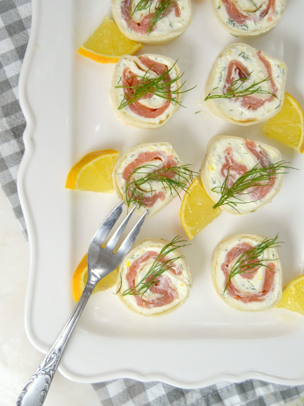 Rollitos de salmón y queso crema. Aperitivo fácil para Navidad