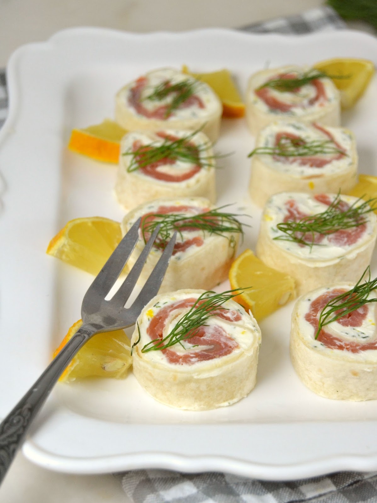 Rollitos de salmón y queso crema. Aperitivo fácil para Navidad