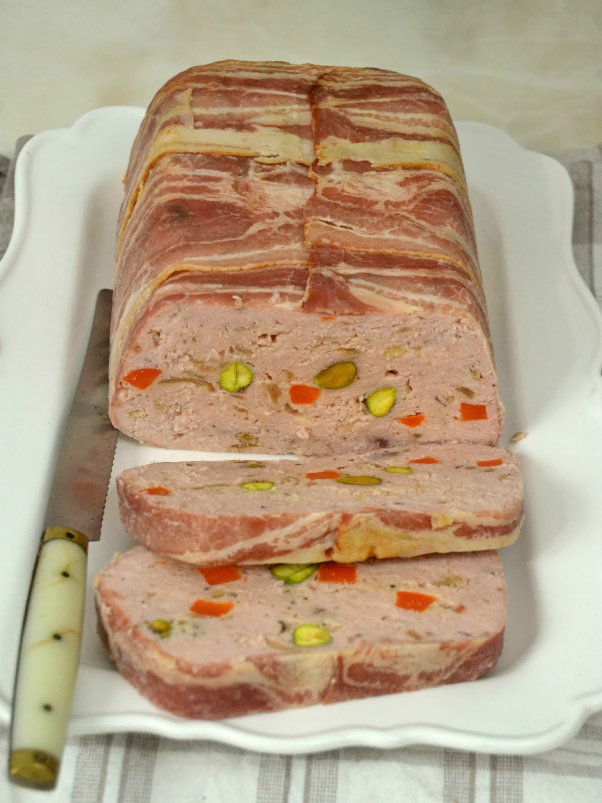 Terrina (o pastel) de pollo con bacon y pistachos