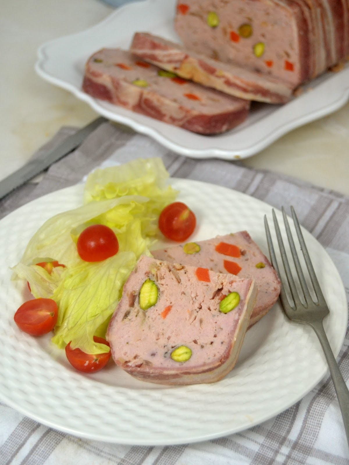 Terrina (o pastel) de pollo con bacon y pistachos