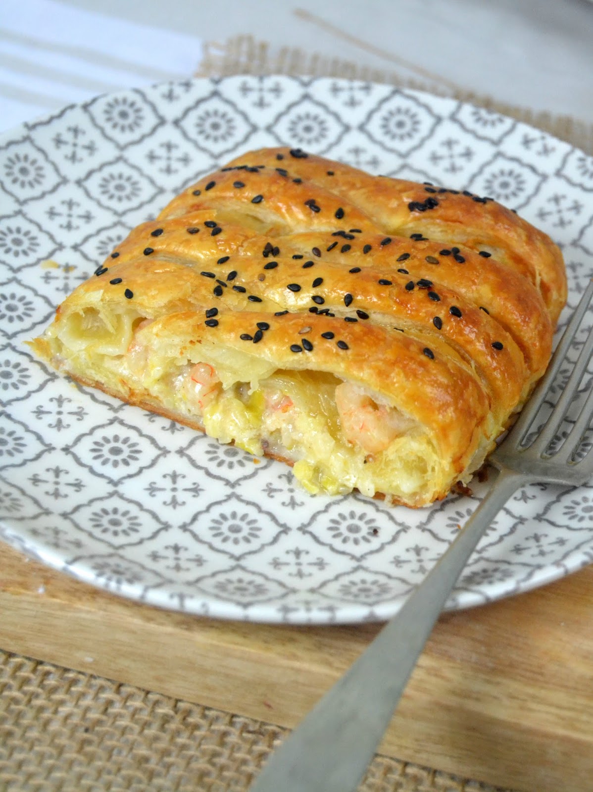 Trenza de hojaldre con gambas y puerros