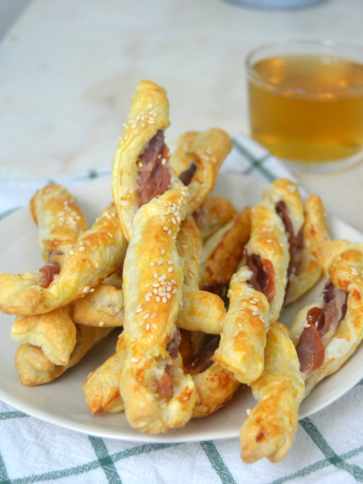 Palitos de hojaldre con jamón