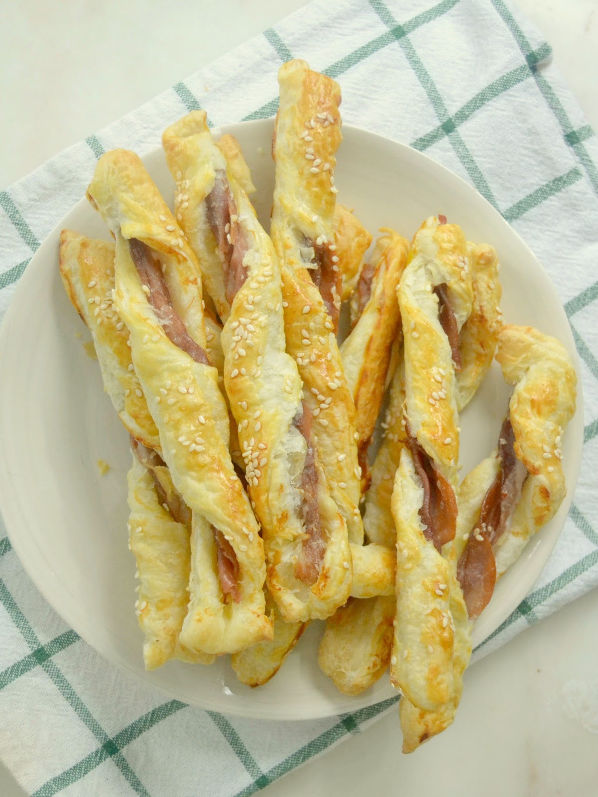 Palitos de hojaldre con jamón