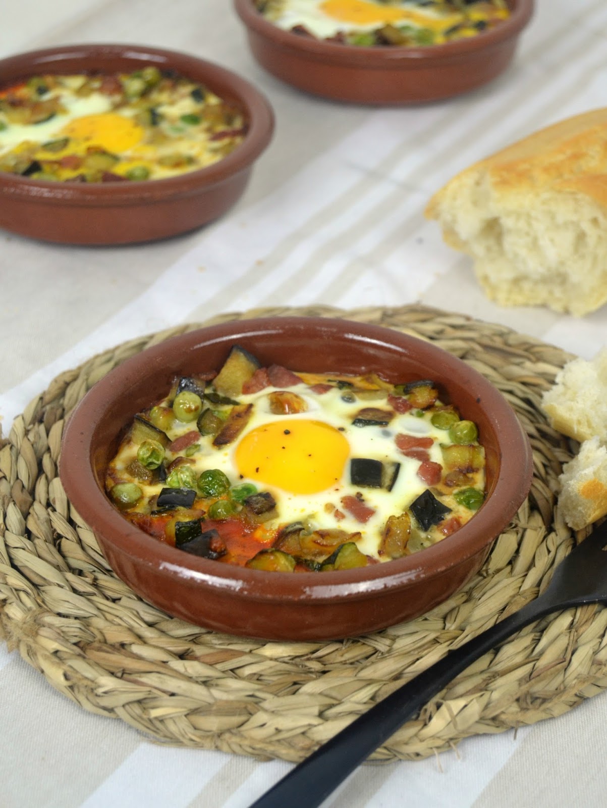 Huevos al plato con jamón y verduras