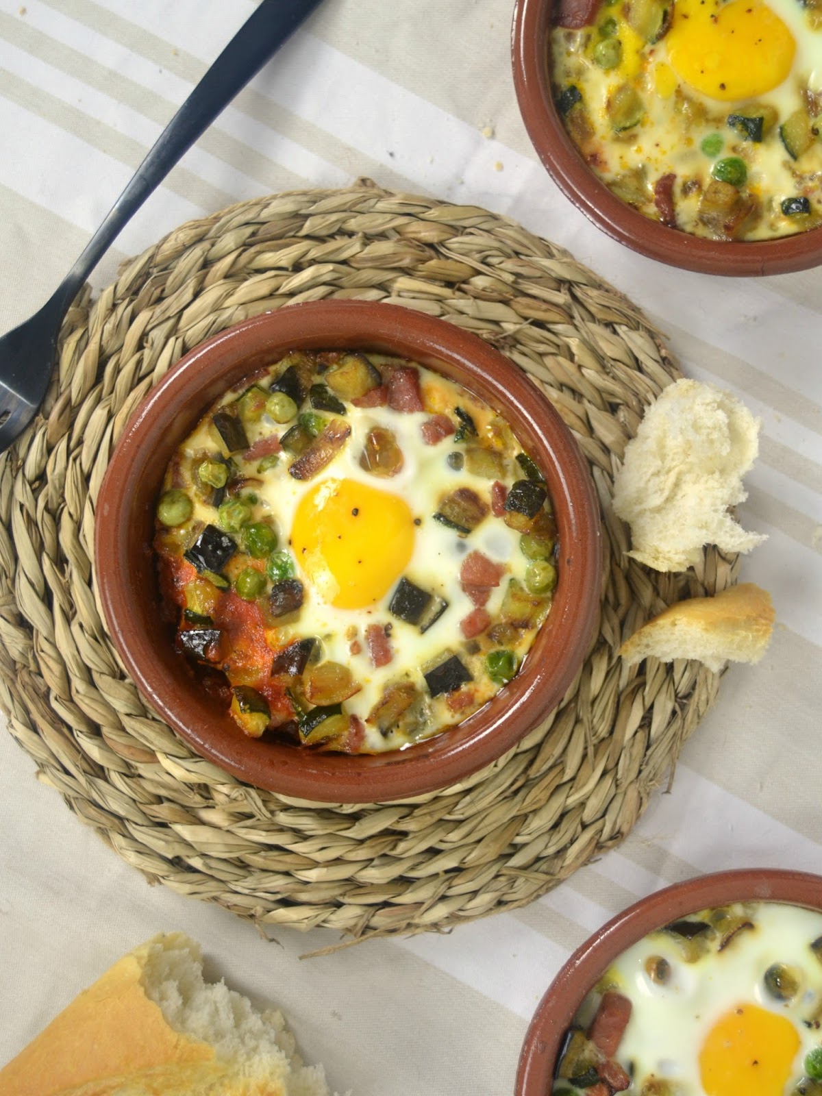 Huevos al plato con jamón y verduras