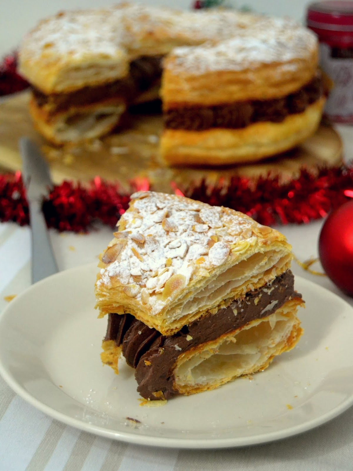 Roscón de Reyes de hojaldre relleno de chocolate