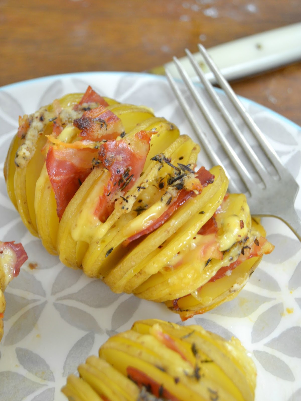 Patatas al horno hasselback con bacon y queso