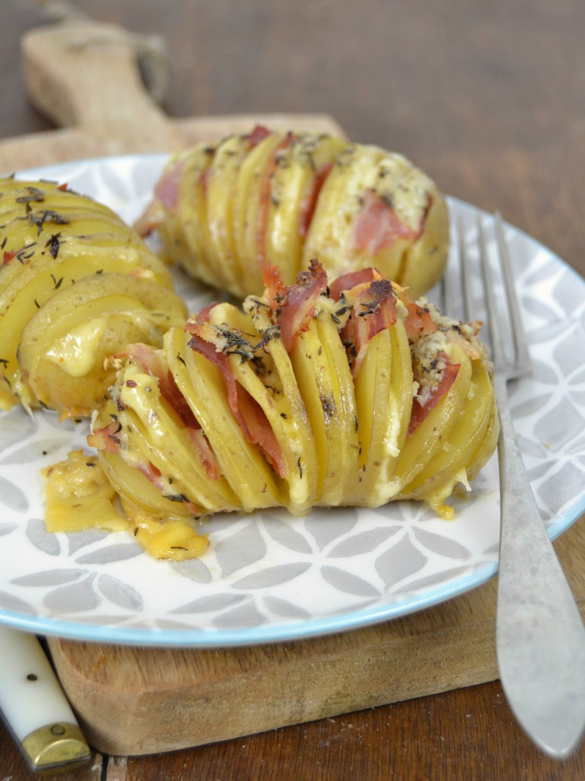 Patatas al horno hasselback con bacon y queso