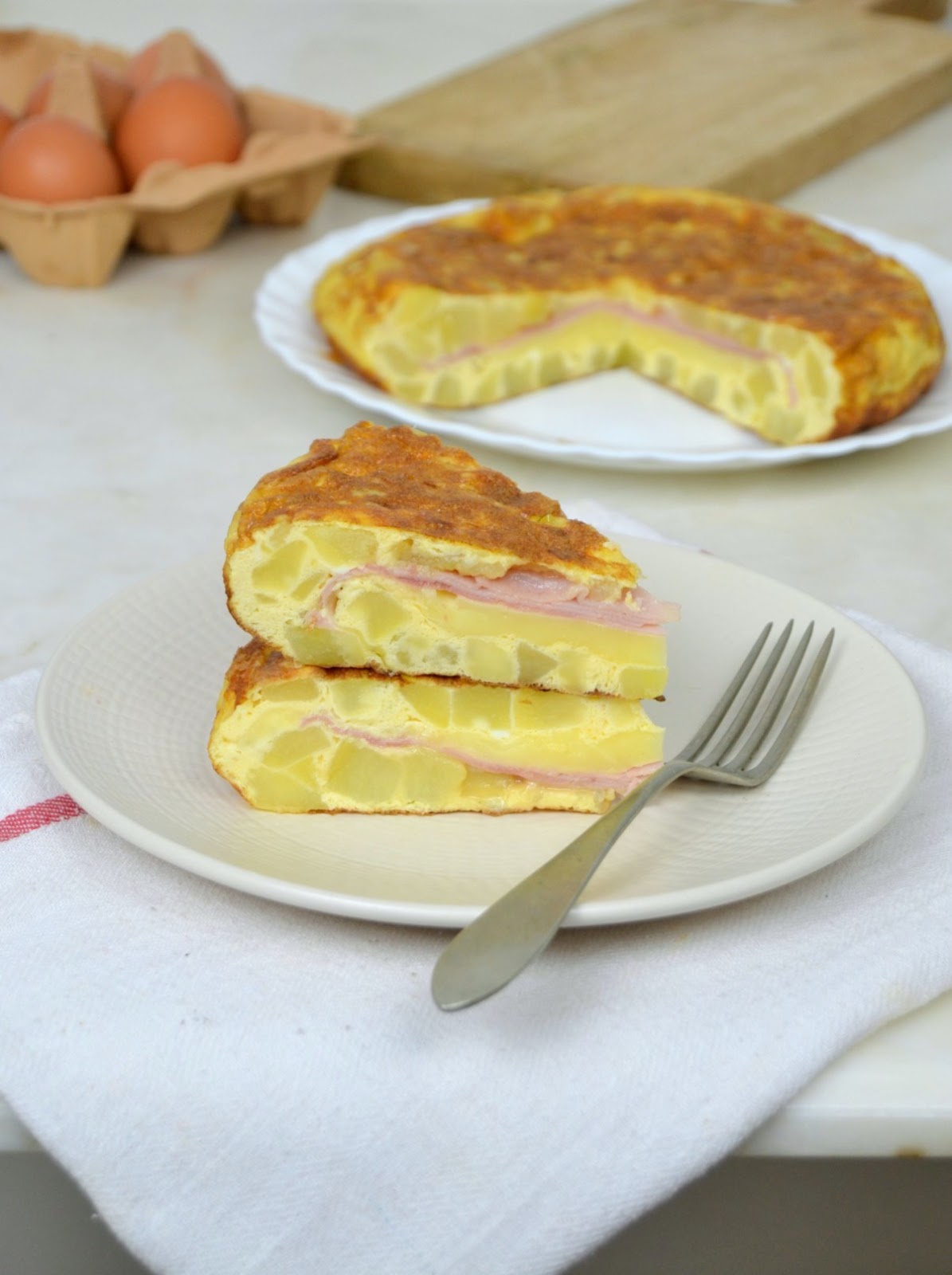 Tortilla de patatas rellena de jamón y queso