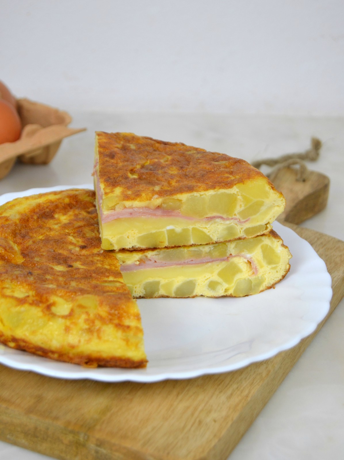 Tortilla de patatas rellena de jamón y queso